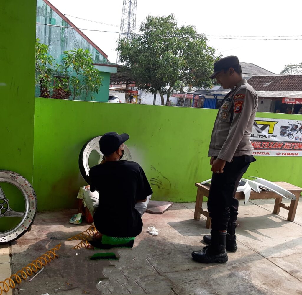 Bhabinkamtibmas Polsek Cikeusik Sambangi Bengkel Motor Saudara Agung di Kp.Cikeusik Desa Cikeusik 2 WhatsApp Image 2024 05 23 at 21.41.18