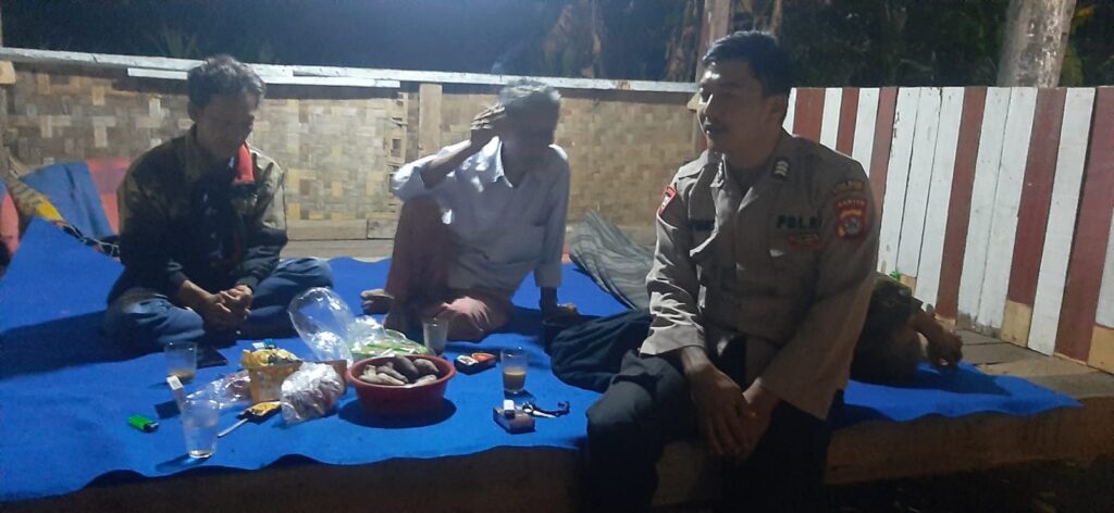 Bhabinkamtibmas Polsek Cimanuk Polres Pandeglang Melakukan Kontrol Pos Ronda untuk Memastikan Keamanan Wilayah 4 WhatsApp Image 2024 05 23 at 21.54.49