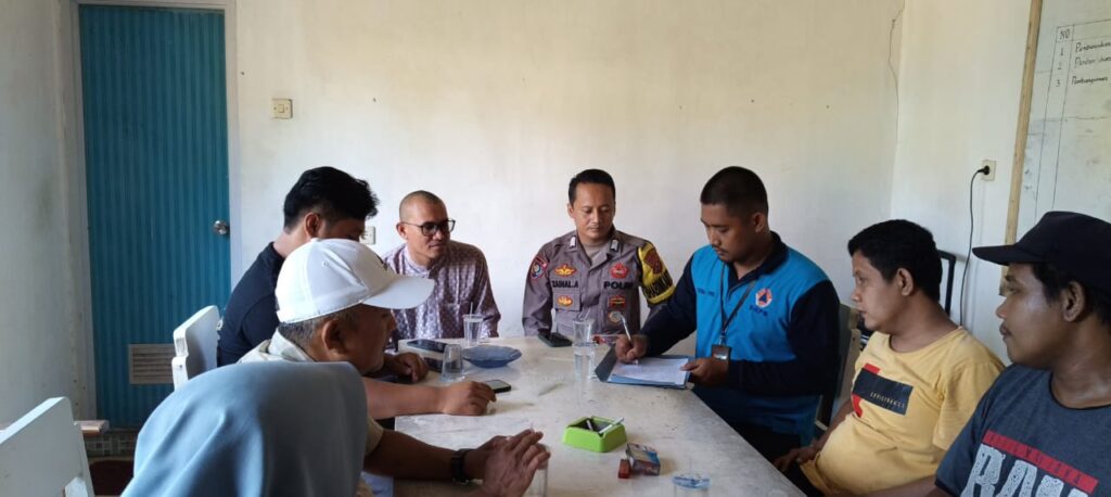 Bhabinkamtibmas Polsek Cikeusik Melerai Perselisihan Tanah di Desa Cikiruhwetan 5 WhatsApp Image 2024 05 23 at 21.59.41
