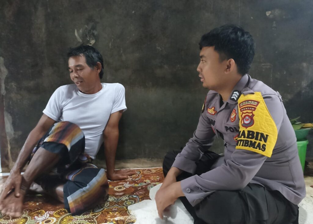 Bhabinkamtibmas Polsek Cimanuk Polres Pandeglang Sambangi Rumah Ketua RT untuk Jalin Kerjasama Kamtibmas 6 WhatsApp Image 2024 05 23 at 22.01.39