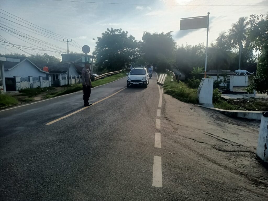 Brigadir Havit Prabowo Melaksanakan Pengaturan Lalu Lintas di Depan Mako Polsek Cikeusik 10 WhatsApp Image 2024 05 23 at 22.05.01