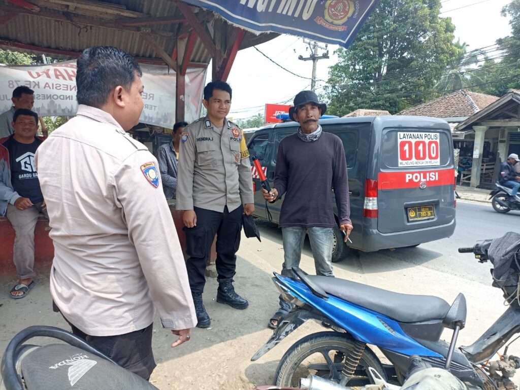 Bhabinkamtibmas Polsek Saketi Polres Pandeglang Berikan Himbauan Tentang Tata Tertib Lalu Lintas 1 WhatsApp Image 2024 05 23 at 22.05.10