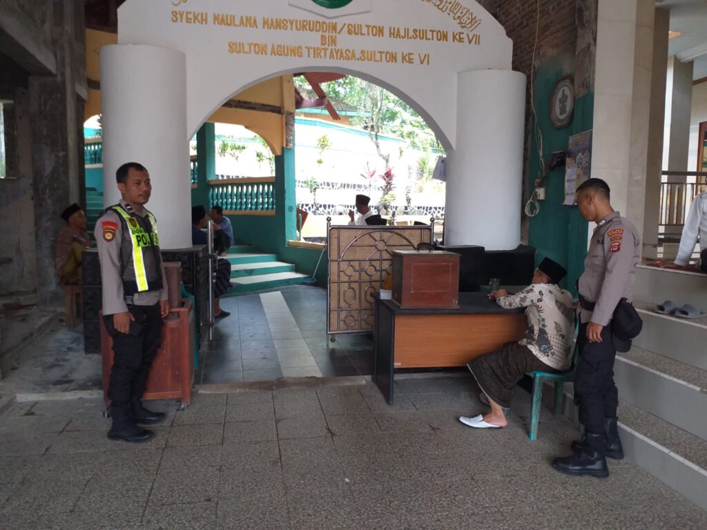 Antisipasi Gangguan Kamtibmas, Polsek Saketi Laksanakan Patroli di Wisata Religi Cikadueun 2 WhatsApp Image 2024 05 23 at 22.05.24