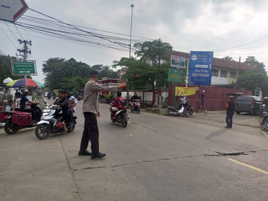Polsek Cimanuk Laksanakan Kegiatan Strong Point Sore di Titik Rawan Kemacetan 5 WhatsApp Image 2024 05 23 at 22.06.39