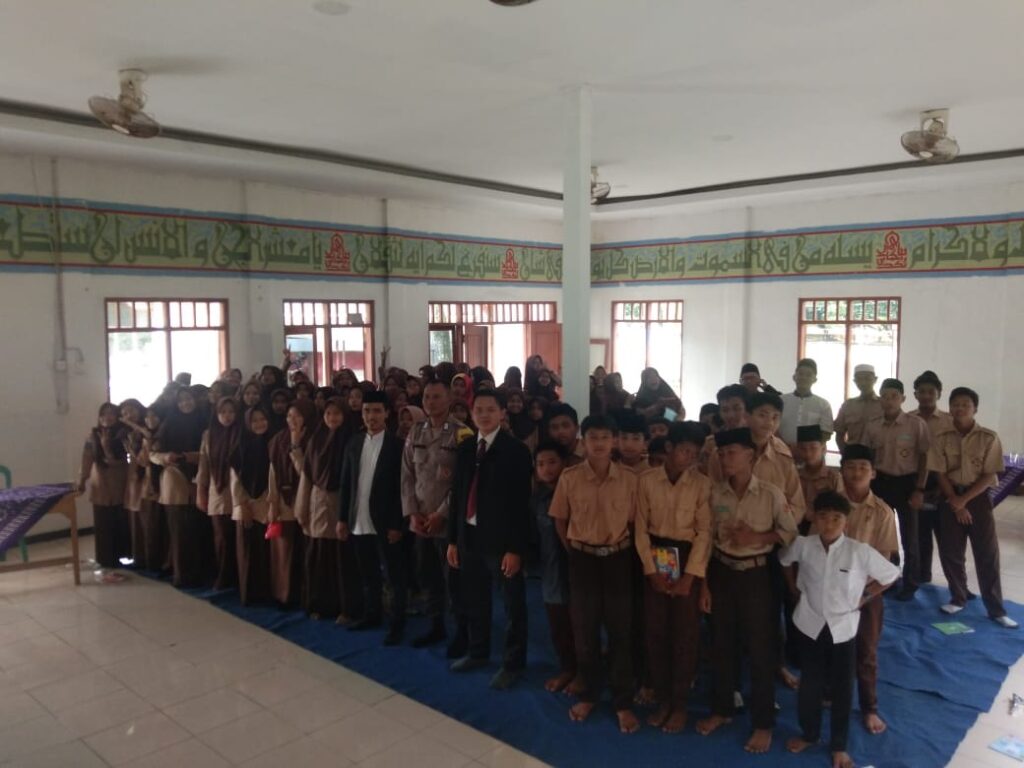 Bhabinkamtibmas Polsek Cikeusik Polres Pandeglang Hadiri Kegiatan OSIS di SDN 1 Cikujang 8 WhatsApp Image 2024 05 23 at 22.46.55