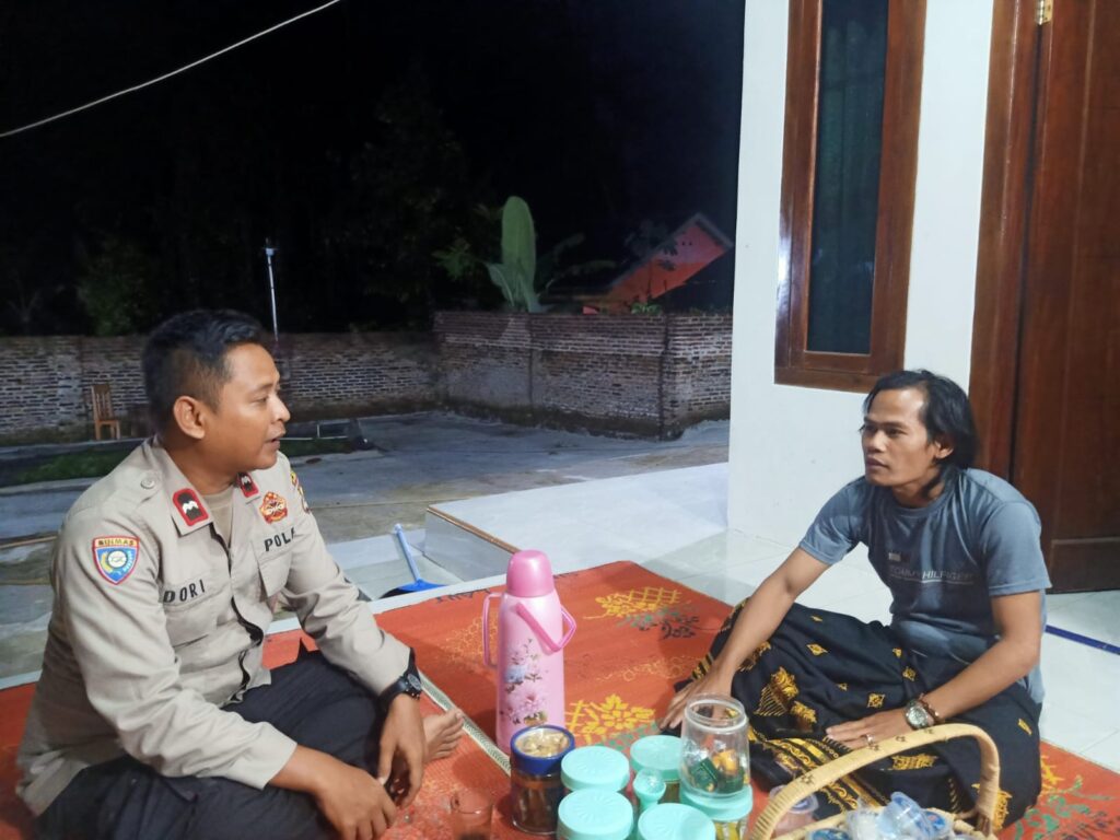 Kanit Binmas Polsek Cadasari Polres Pandeglang Lakukan Kunjungan Malam ke Warga 10 WhatsApp Image 2024 05 23 at 22.58.51