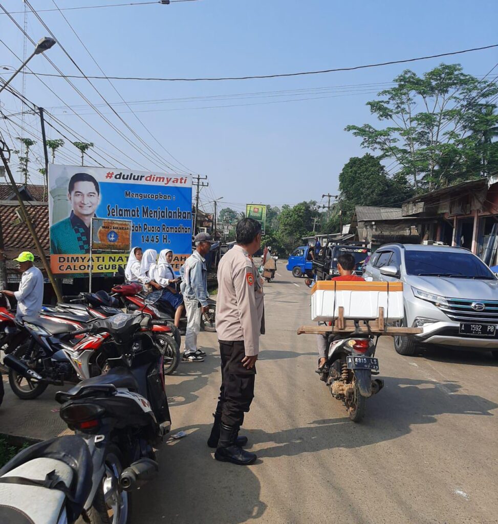 Kapolsek Bojong Turun Langsung di Persimpangan Pasar Bojong untuk Pengaturan Lalu Lintas 9 WhatsApp Image 2024 05 24 at 10.33.59