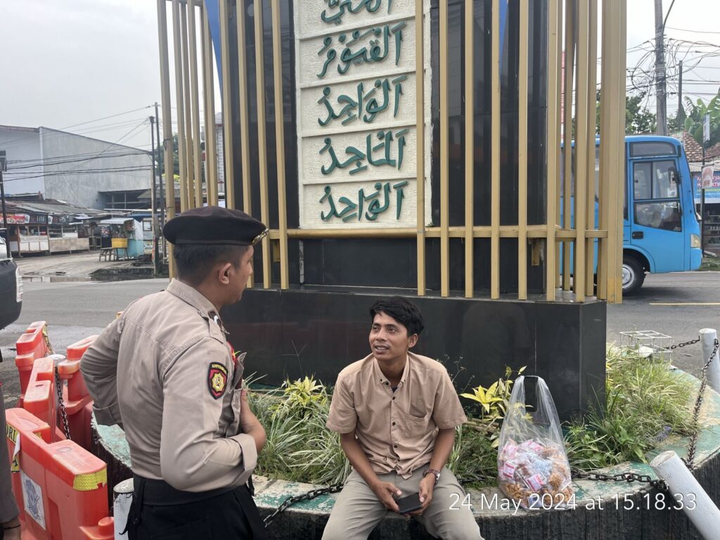 Samapta Polres Pandeglang Melakukan KRYD dengan Patroli Sambang ke Pertigaan Cigadung 6 WhatsApp Image 2024 05 24 at 18.37.26