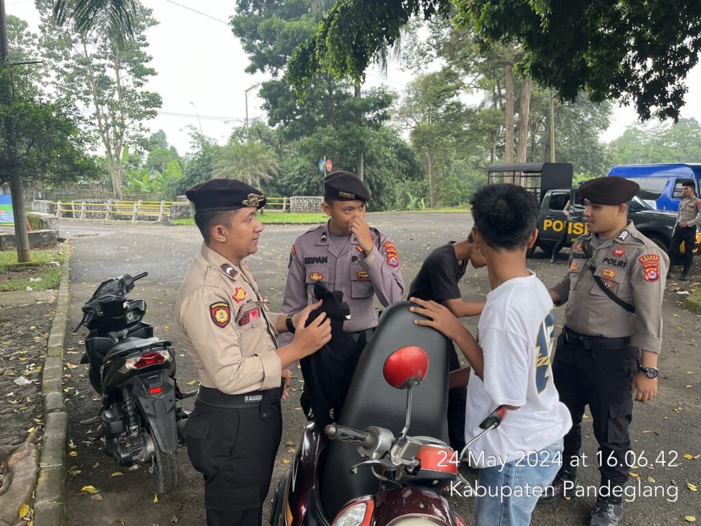 Satuan Samapta Polres Pandeglang Laksanakan Patroli Objek Vital untuk Antisipasi Gangguan Kamtibmas saat Libur Akhir Pekan 7 WhatsApp Image 2024 05 24 at 18.37.35