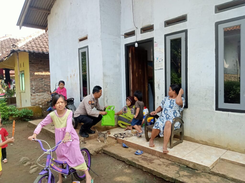 Wujud Kedekatan Polri Dengan Masyarakat, Polsek Saketi Patroli Sambang Warga 1 WhatsApp Image 2024 05 24 at 23.30.33