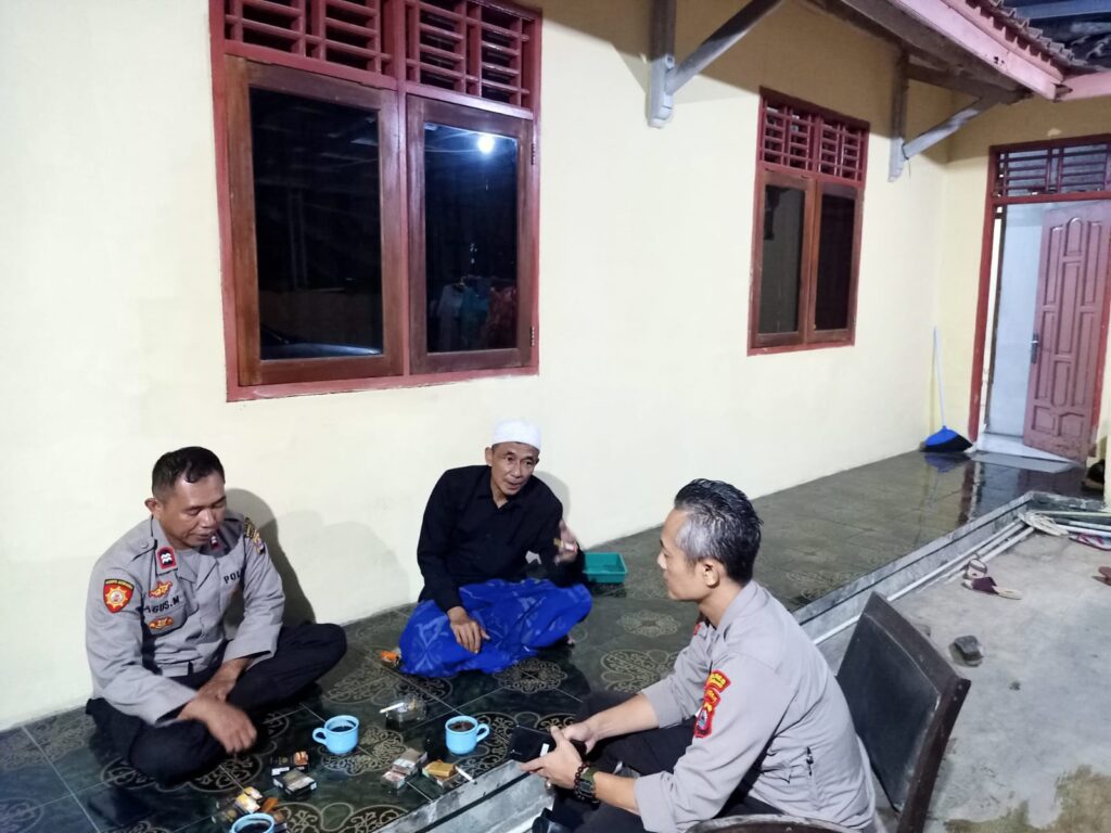 Kunjungan Bhabinkamtibmas Polsek Cadasari Bentuk Sinergi dalam Menjaga Keamanan Desa 3 WhatsApp Image 2024 05 25 at 01.10.09