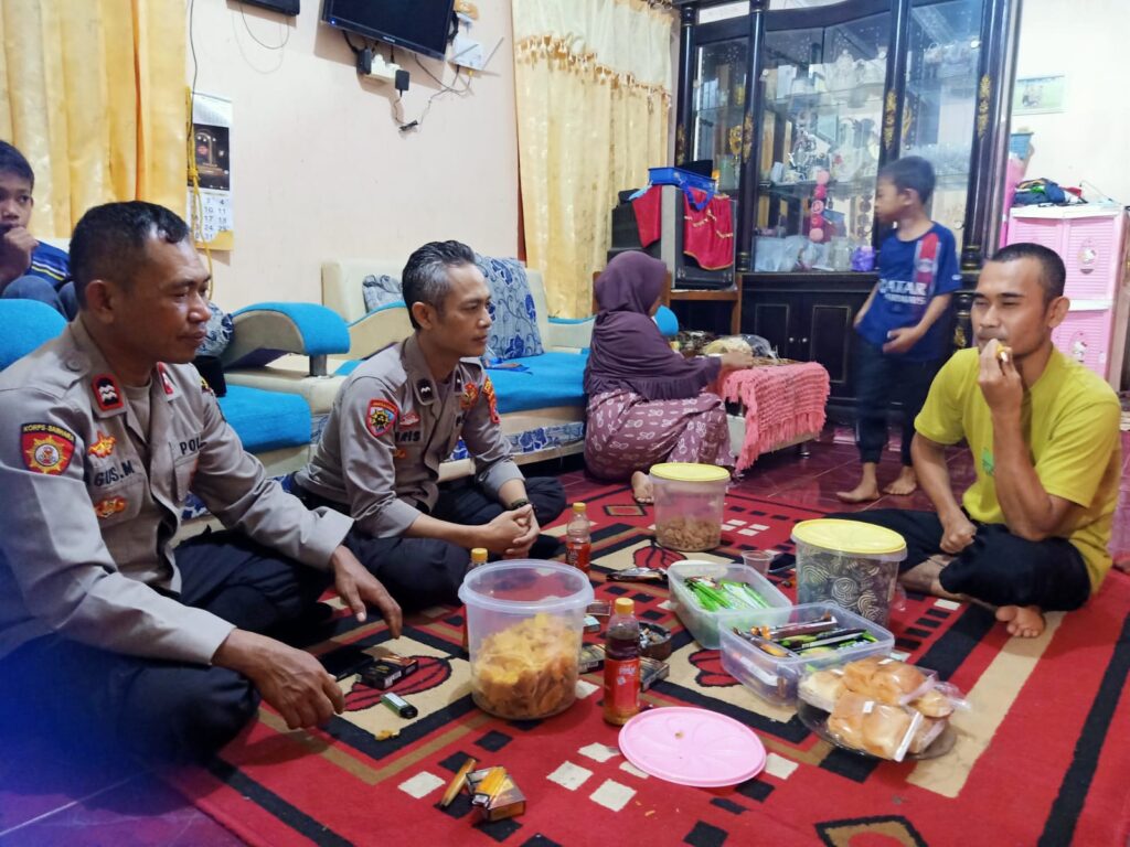 Patroli Polsek Cadasari Tingkatkan Keamanan dengan Sambangi Rumah Warga 4 WhatsApp Image 2024 05 25 at 01.15.34