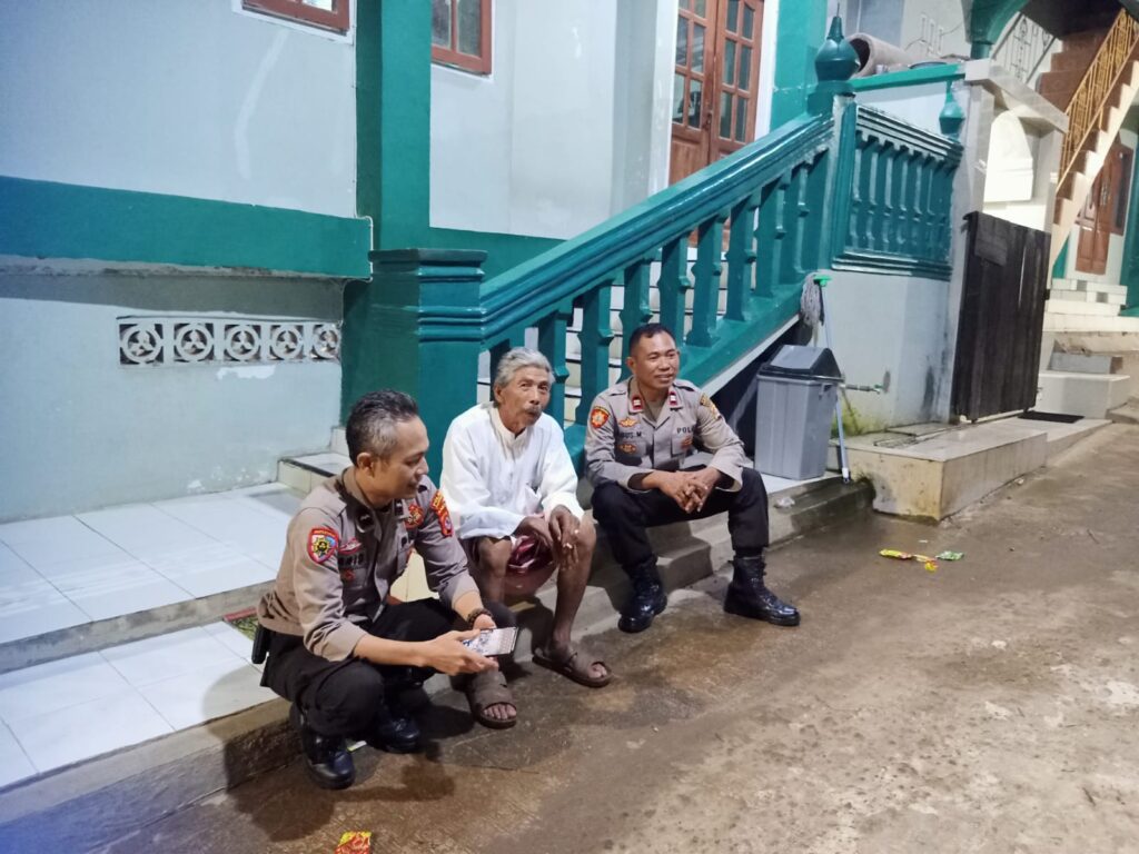 Patroli Polsek Cadasari Menyapa Warga, Tingkatkan Keamanan dan Kebersamaan 5 WhatsApp Image 2024 05 25 at 01.21.21