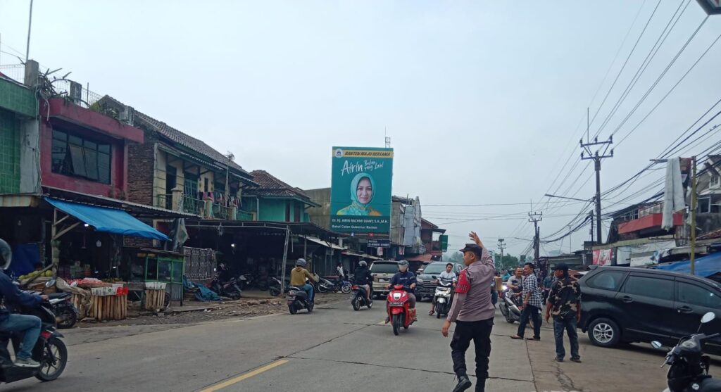 Polsek Cimanuk Polres Pandeglang Melaksanakan Pengaturan Lalu Lintas di Jalan Raya Labuan-Pandeglang untuk Kurangi Kemacetan 7 WhatsApp Image 2024 05 25 at 01.34.39