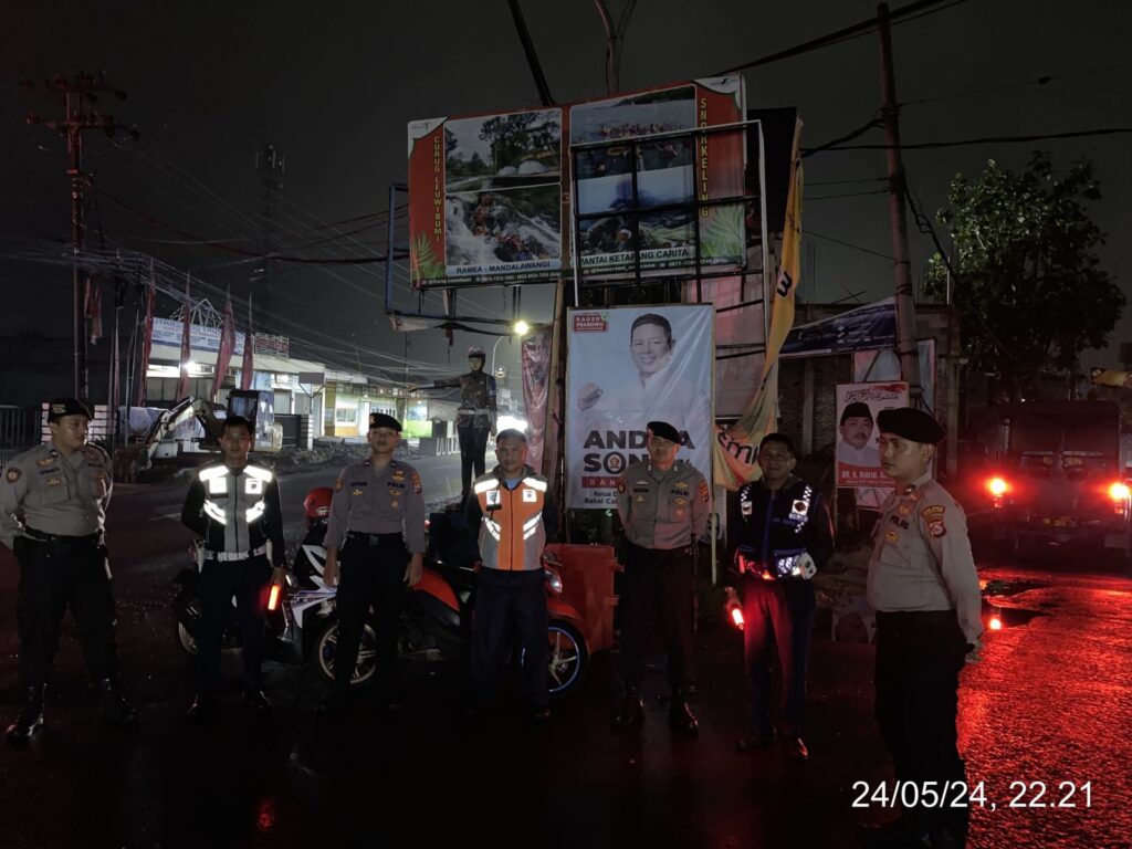 Sat Samapta Polres Pandeglang Gelar Pengaturan Arus Lalu Lintas di Jam Rawan dan Padat 5 WhatsApp Image 2024 05 25 at 02.26.44