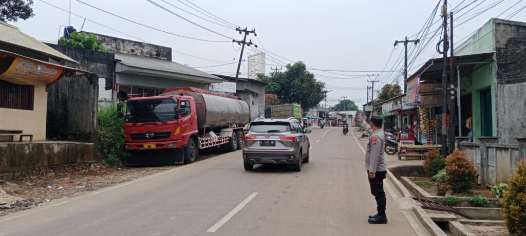 Polsek Picung Laksanakan Pengaturan Lalu Lintas di Pertigaan Cililitan untuk Wujudkan Rasa Aman Bagi Pengguna Jalan 10 WhatsApp Image 2024 05 25 at 02.29.14