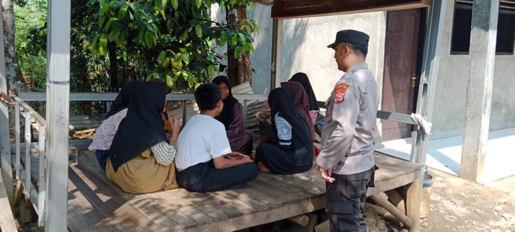 Personil Polsek Picung Rutin Laksanakan Patroli dan Dialogis untuk Wujudkan Kamtibmas yang Kondusif 1 WhatsApp Image 2024 05 25 at 02.29.25