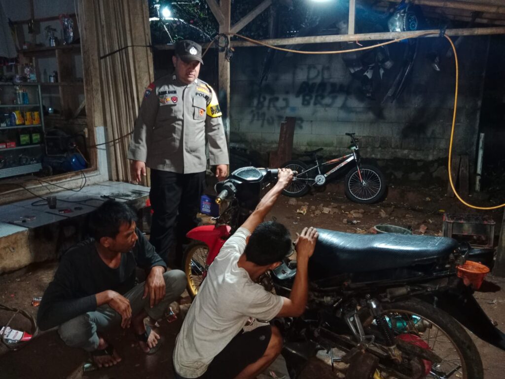 Bhabinkamtibmas Polsek Picung Sambangi Bengkel Usaha Mandiri, Sampaikan Himbauan Kamtibmas 2 WhatsApp Image 2024 05 25 at 02.29.35