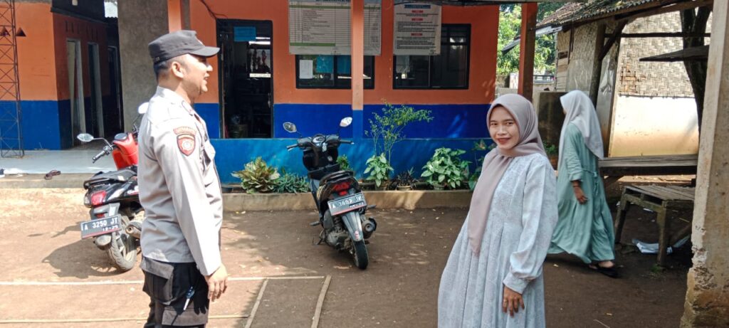 Datangi Sekolah, Bhabinkamtibmas Polsek Picung Berikan Himbauan Kamtibmas 3 WhatsApp Image 2024 05 25 at 02.29.46