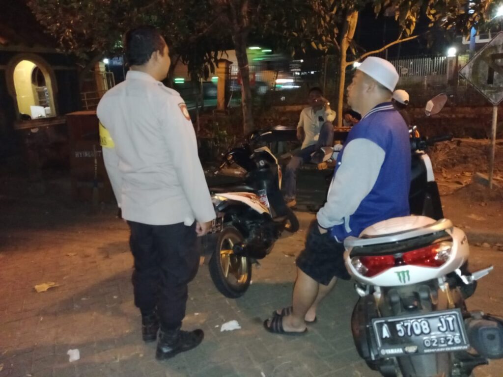 Peringatan Patroli Polsek Carita: Berhati-Hati dalam Memarkirkan Kendaraan 5 WhatsApp Image 2024 05 25 at 04.30.40