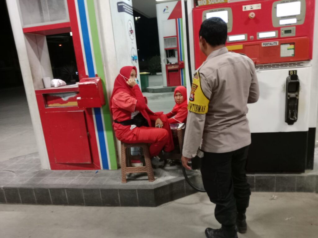 Anggota Polsek Carita Melaksanakan Patroli Malam ke SPBU 4 WhatsApp Image 2024 05 25 at 04.34.39