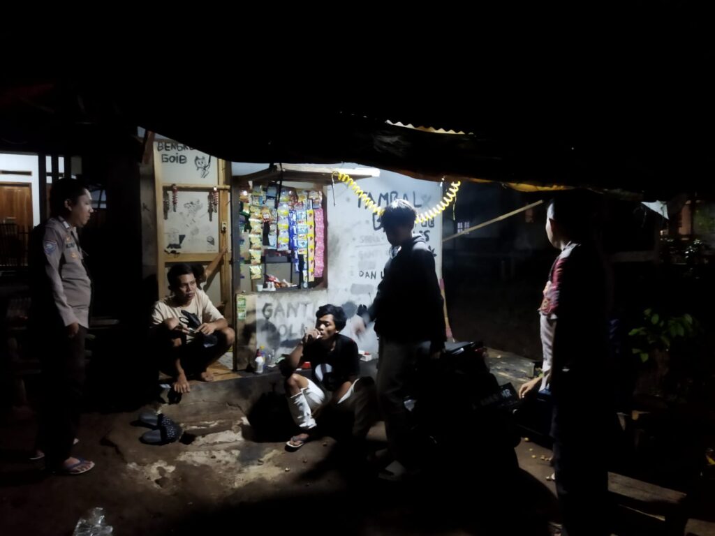 Polsek Pagelaran Polres Pandeglang Polda Banten Lakukan Patroli dan Sambang ke Tokoh Masyarakat Kp. Pasar Pagelaran 6 WhatsApp Image 2024 05 25 at 05.43.47