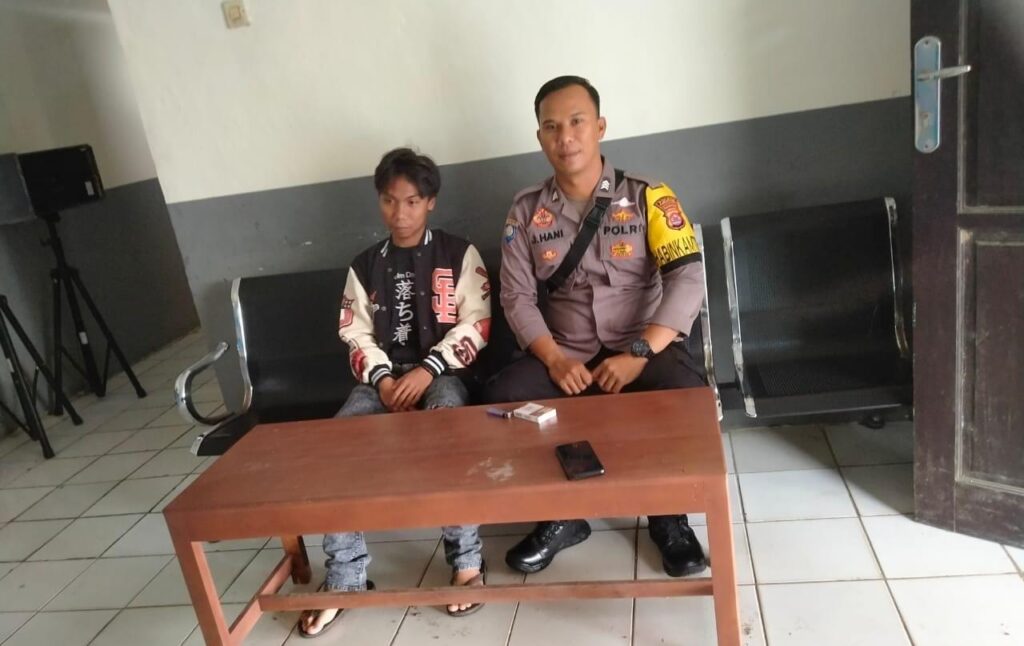 Bhabinkamtibmas Polsek Angsana Polres Pandeglang Sambangi Masyarakat Desa Sumurlaban dan Berikan Pesan Kamtibmas 1 WhatsApp Image 2024 05 25 at 19.03.53