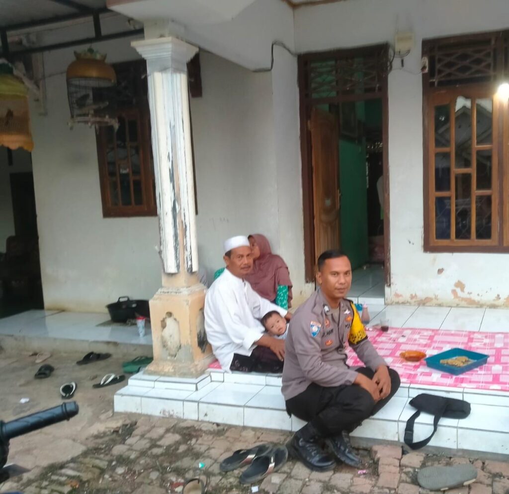Bhabinkamtibmas Polsek Angsana Polres Pandeglang Sambangi Masyarakat dan Berikan Pesan Kamtibmas 2 WhatsApp Image 2024 05 25 at 19.07.13