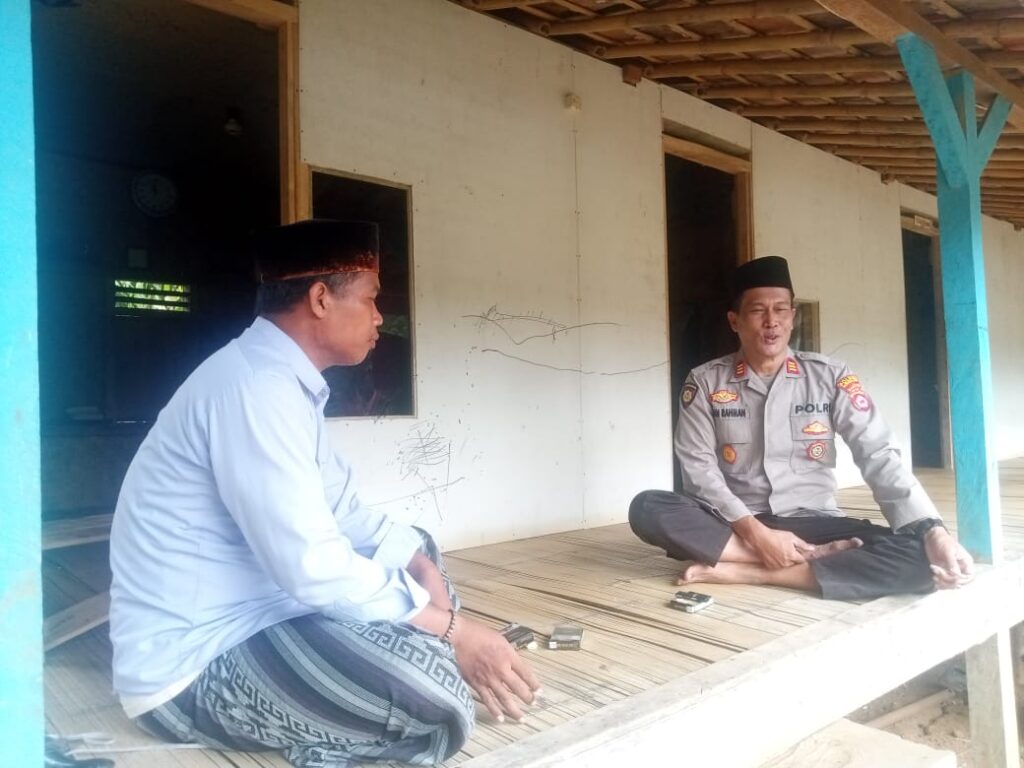 Kapolsek Angsana Polres Pandeglang AKP Eman Rahman Sambangi Tokoh Agama Desa Sumurlaban dan Berikan Pesan Kamtibmas 3 WhatsApp Image 2024 05 25 at 19.15.07