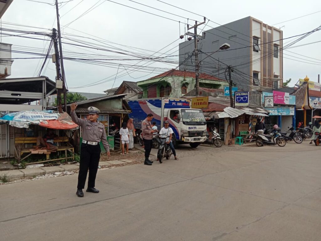 Polsek Labuan: Strong Point Sore Digelar untuk Mencegah Kemacetan dan Tindak Kriminalitas 6 WhatsApp Image 2024 05 25 at 20.05.53