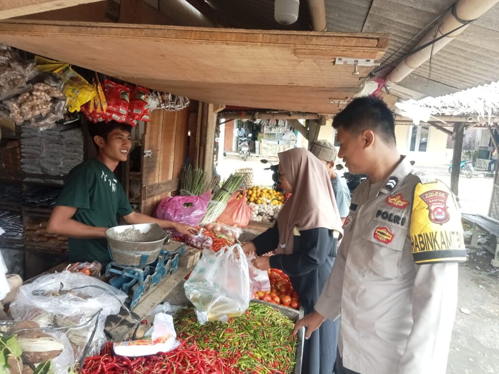 Bhabinkamtibmas Polsek Pagelaran Melakukan Cek Harga Bahan Pokok di Pasar Pagelaran 7 WhatsApp Image 2024 05 25 at 20.12.33