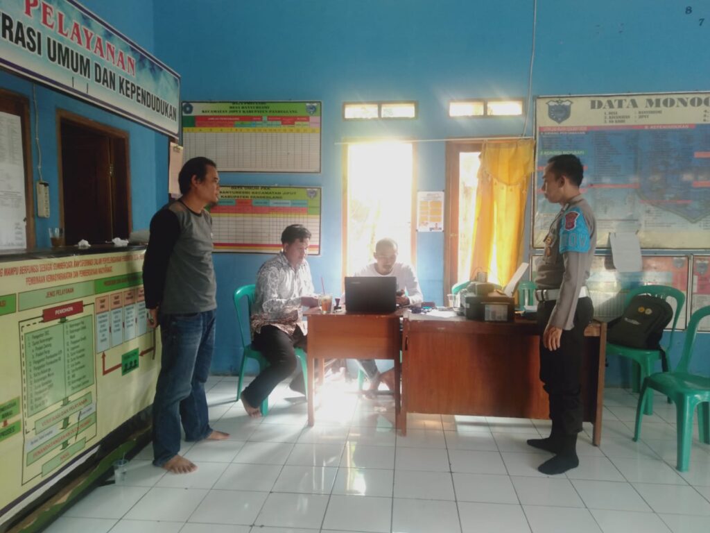 Jaga Sinergitas dengan Perangkat Desa, Polsek Jiput Sambangi Kantor Desa 8 WhatsApp Image 2024 05 25 at 21.19.23