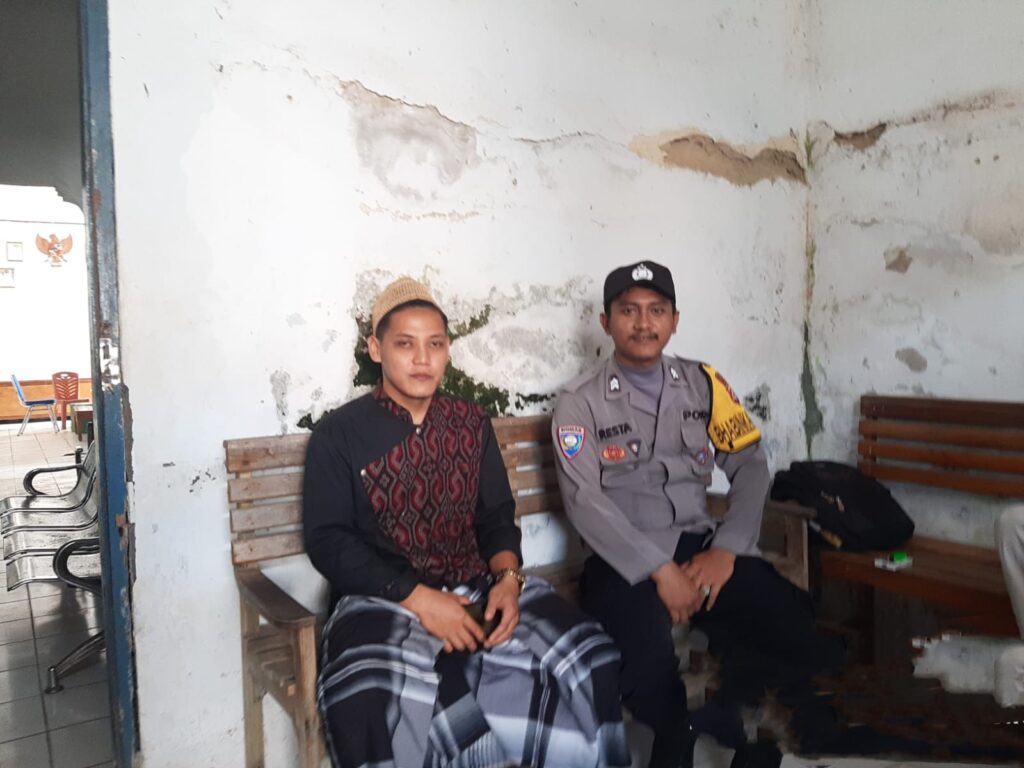 Bhabinkamtibmas Polsek Cikeusik Sambangi Tokoh Masyarakat untuk Mempererat Silaturahmi dan Menjaga Kamtibmas 9 WhatsApp Image 2024 05 25 at 21.50.03