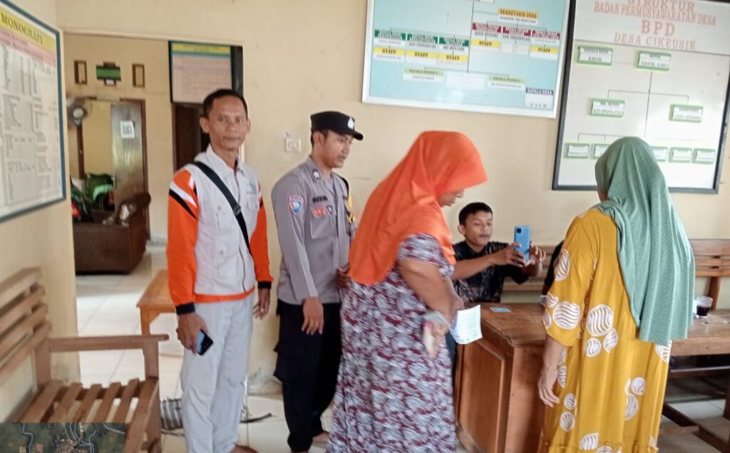 Bhabinkamtibmas Polsek Cikeusik Pantau Penyaluran Bantuan PKH di Desa Cikeusik 10 WhatsApp Image 2024 05 25 at 21.50.23