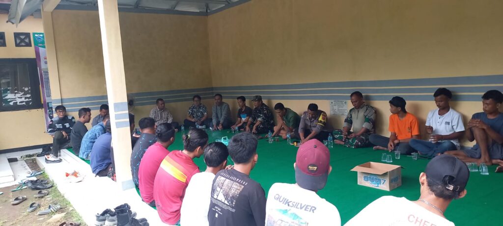 Kapolsek Picung Hadiri Audiensi Masyarakat dengan PT AFI di Desa Bungurcopong 3 WhatsApp Image 2024 05 26 at 04.17.56
