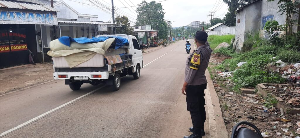 Polsek Picung Gelar Strong Point dan Pengaturan Lalu Lintas untuk Kelancaran Arus di Jalan Raya Saketi - Malingping 4 WhatsApp Image 2024 05 26 at 04.18.38