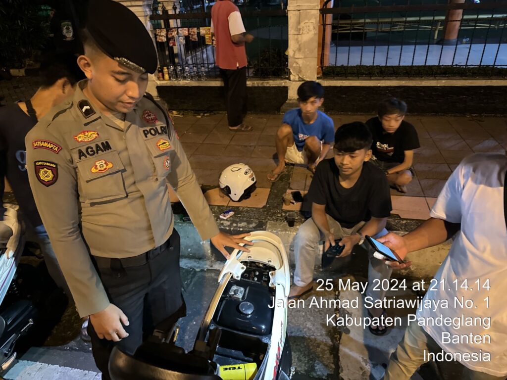 Personil Sat Samapta Polres Pandeglang Berikan Himbauan kepada Pemuda yang Nongkrong di Alun-Alun Pandeglang 10 WhatsApp Image 2024 05 26 at 06.07.26