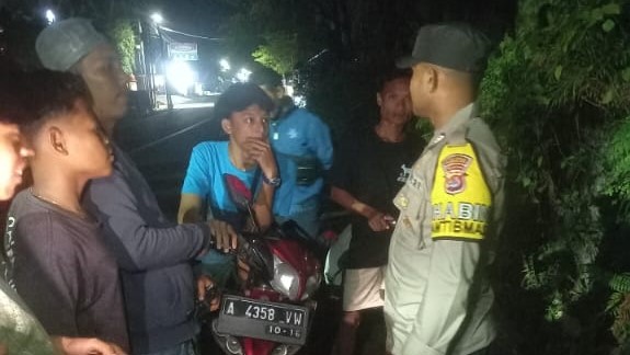 Polsek Carita Melaksanakan Patroli Malam untuk Antisipasi Balap Liar dan Tawuran 7 WhatsApp Image 2024 05 26 at 07.23.14