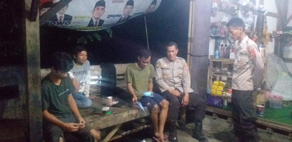 Dekatkan Diri dengan Masyarakat, Kapolsek Angsana Polres Pandeglang Sambangi Warga Desa Sumurlaban 3 WhatsApp Image 2024 05 28 at 19.56.07