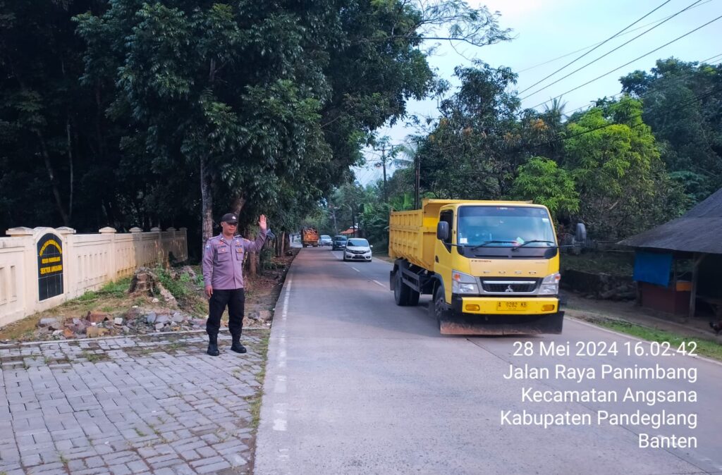 Anggota Piket Polsek Angsana Polres Pandeglang Laksanakan Strongpoint Sore 4 WhatsApp Image 2024 05 28 at 19.56.23