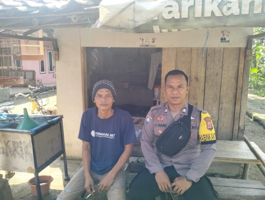 Bhabinkamtibmas Polsek Angsana Polres Pandeglang Sambangi Masyarakat Desa Sumurlaban dan Sisipkan Pesan Kamtibmas 7 WhatsApp Image 2024 05 28 at 19.56.51
