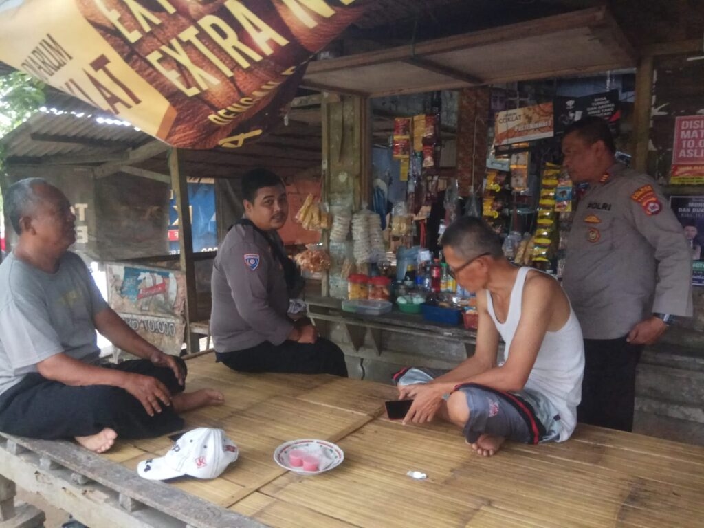 Bhabinkamtibmas Polsek Angsana Polres Pandeglang Sambangi Masyarakat Desa Kramatmanik dan Ajak Warga Jaga Kamtibmas 8 WhatsApp Image 2024 05 28 at 19.57.19
