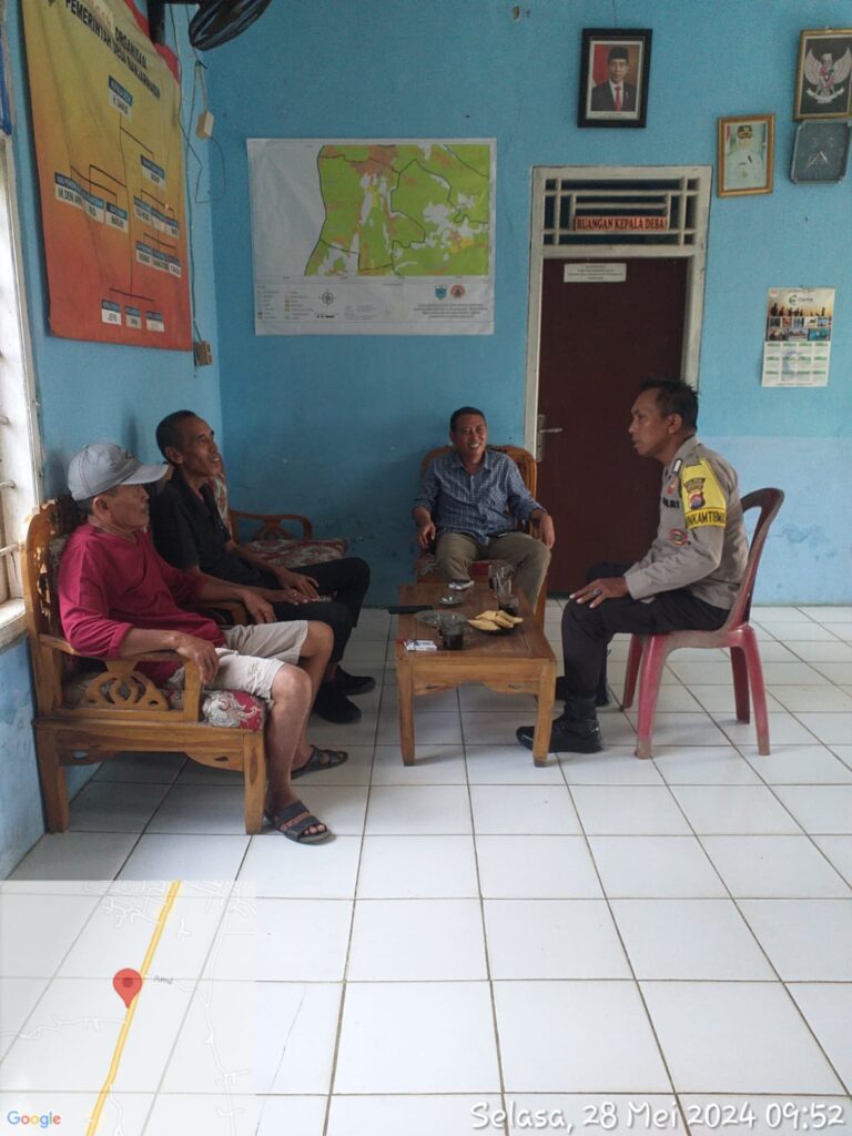 Bhabinkamtibmas Polsek Carita, Bripka Yudi, Sambangi Kantor Desa 10 WhatsApp Image 2024 05 28 at 20.28.19