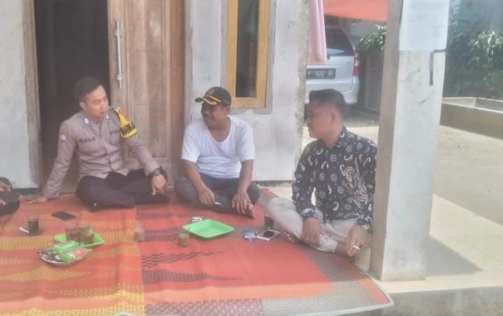 Bhabinkamtibmas Polsek Mandalawangi Polres Pandeglang Rutin Keliling Sambangi Warga 1 WhatsApp Image 2024 05 30 at 21.19.14