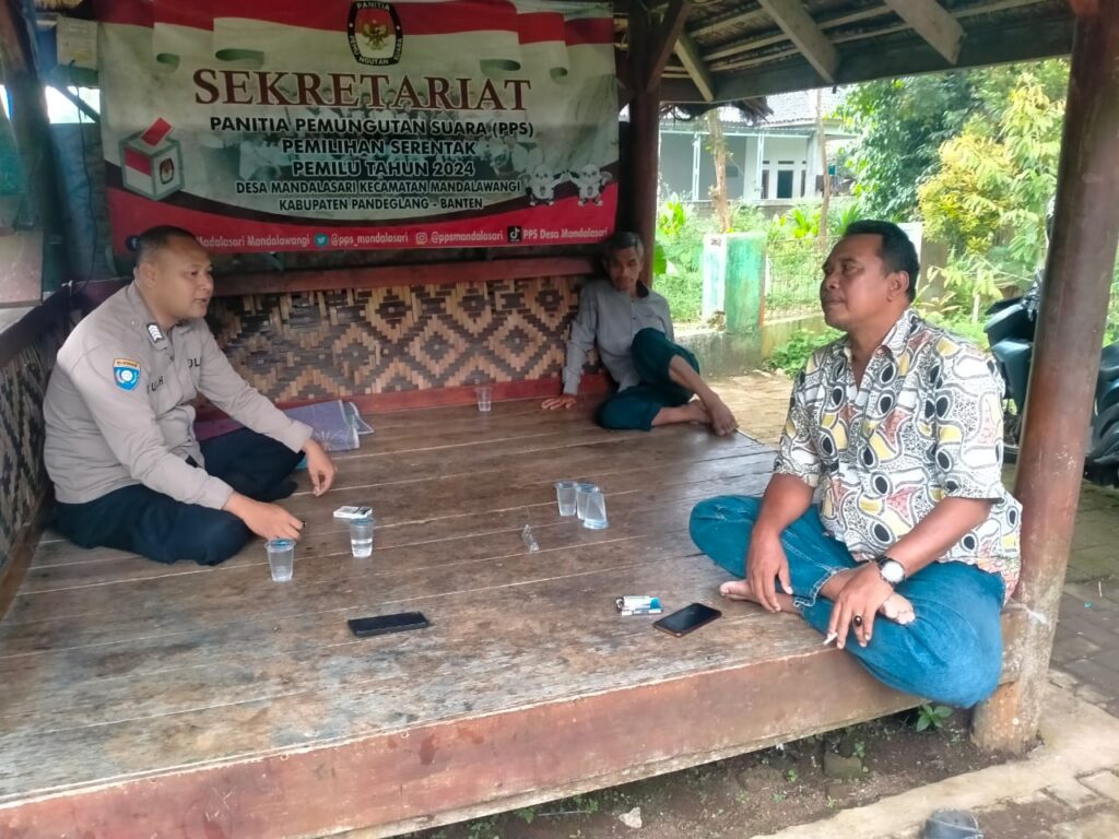 Bhabinkamtibmas Polsek Mandalawangi Giat Kontrol Pos Ronda, Jaga Keamanan Lingkungan 2 WhatsApp Image 2024 05 30 at 21.20.29