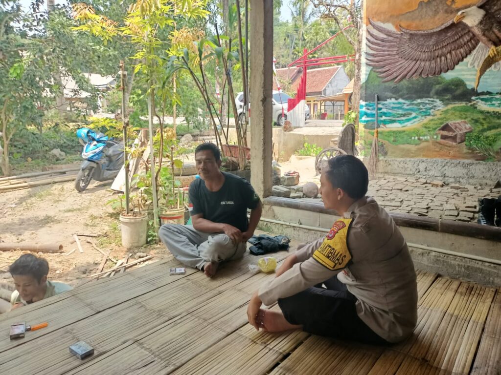 Polsek Cibaliung Jalin Silaturahmi dan Imbau Kamtibmas Melalui Sambang Dialogis 5 WhatsApp Image 2024 05 30 at 21.56.55