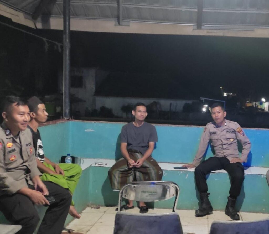 Polsek Cibaliung Gelar Sambang dan Patroli Malam, Ciptakan Rasa Aman dan Nyaman Bagi Warga Masyarakat 6 WhatsApp Image 2024 05 30 at 22.04.16