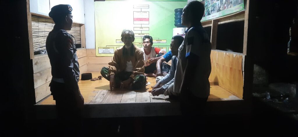 Rutin Patroli Malam, Personil Polsek Jiput Sambangi Warga di Pos Ronda 9 WhatsApp Image 2024 05 30 at 22.32.57