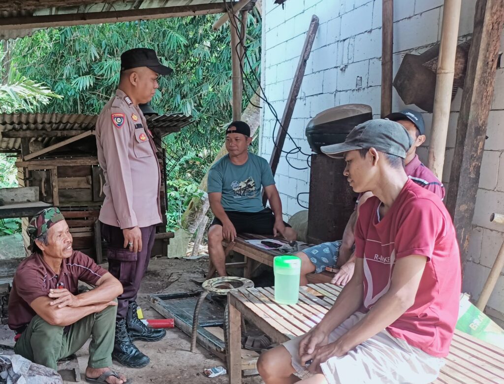 Bhabinkamtibmas Polsek Cimanggu Sambangi Warga Berikan Pesan Kamtibmas 10 WhatsApp Image 2024 05 30 at 22.43.03