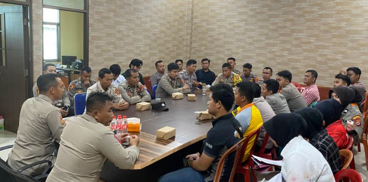 Personil Polsek Carita mengikuti kegiatan Rapat anev PPID di Polres Pandeglang 4 carita
